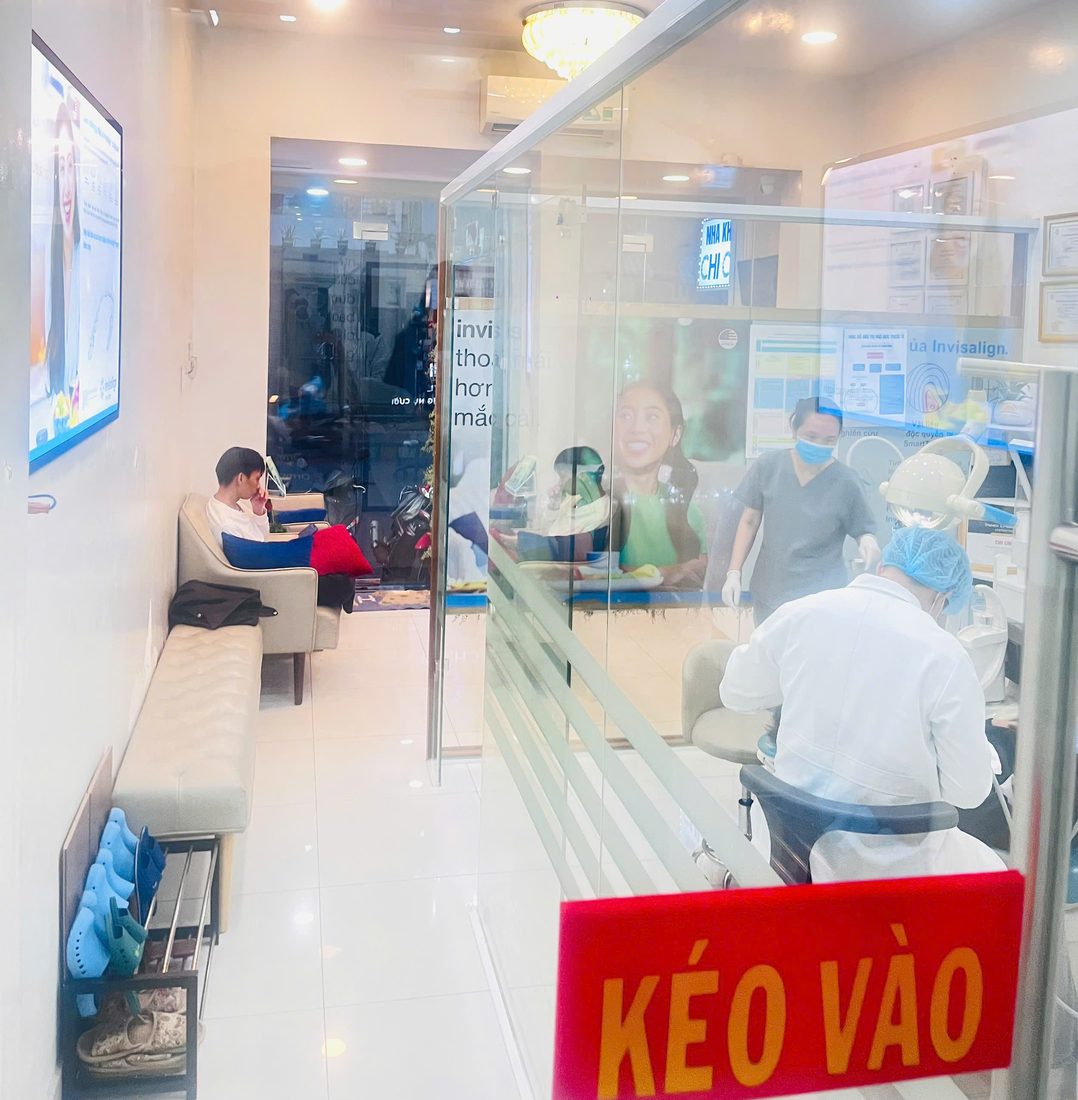 Chi Chi Dental reception area