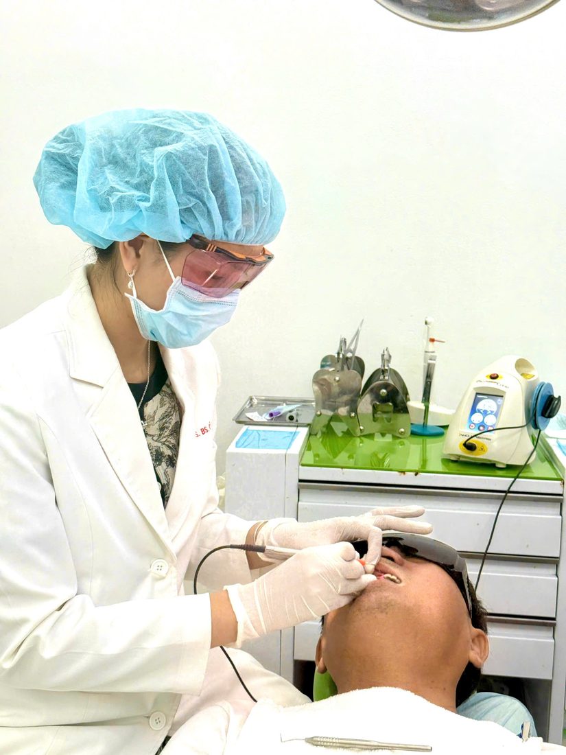 Dr. My Chi performing laser treatment